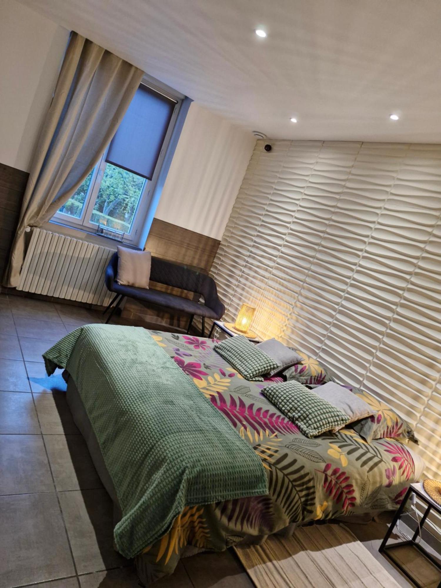 Hotel Le 6 3 Home Port En Bessin Bilik gambar